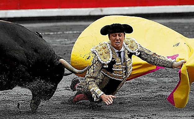 El torero peruano se llevó un buen susto al recibir a porta gayola al quinto de la tarde.