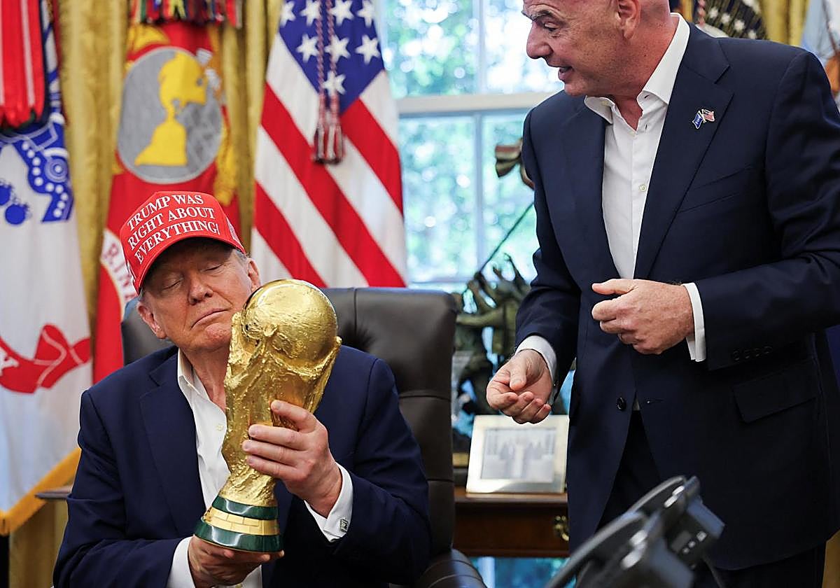 Trumo levanta el trofeo en el Despacho Oval.