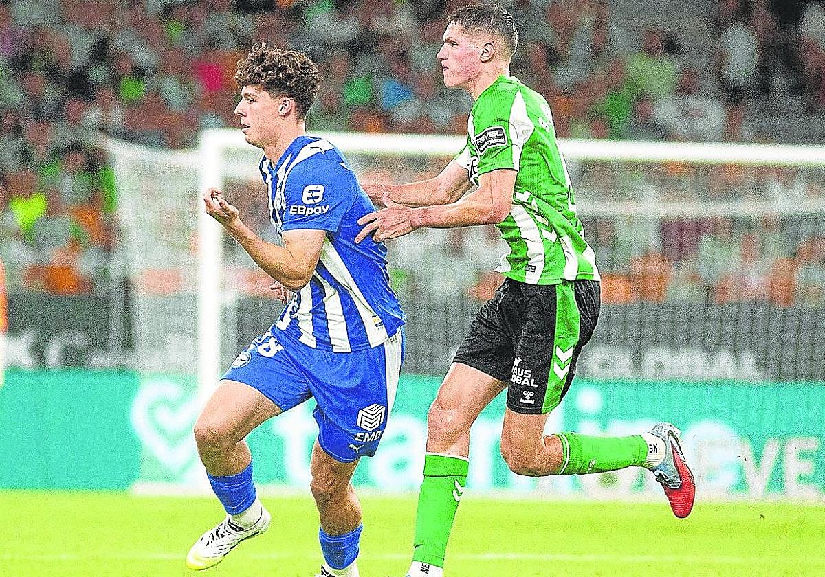 Lander Pinillos trata de zafarse de la marca del bético Altimira.