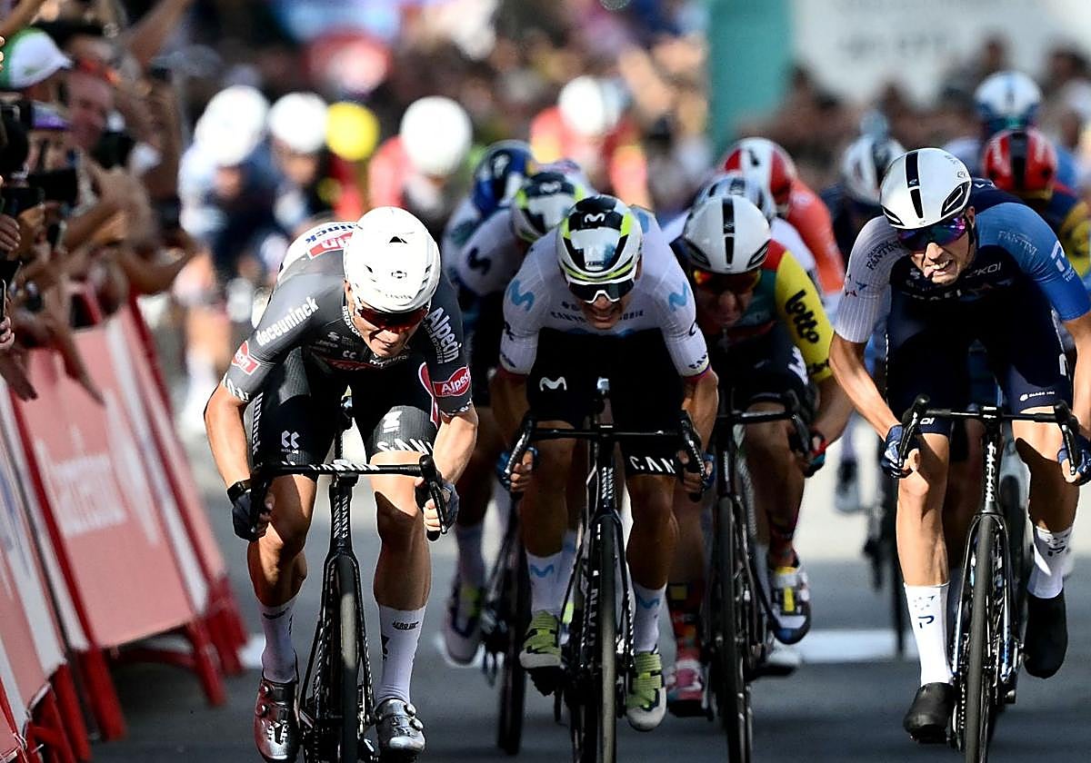 Philipsen copia el inicio del Tour en La Vuelta y gana también la primera etapa