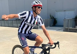 Landa, con una camiseta retro de la Juventus, sonriente y desenfadado en Turín antes de la salida de La Vuelta.