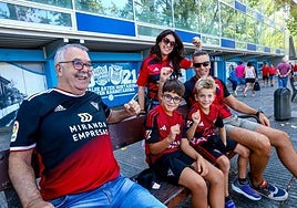 Aficionados del Mirandés en el exterior de Mendizorroza.