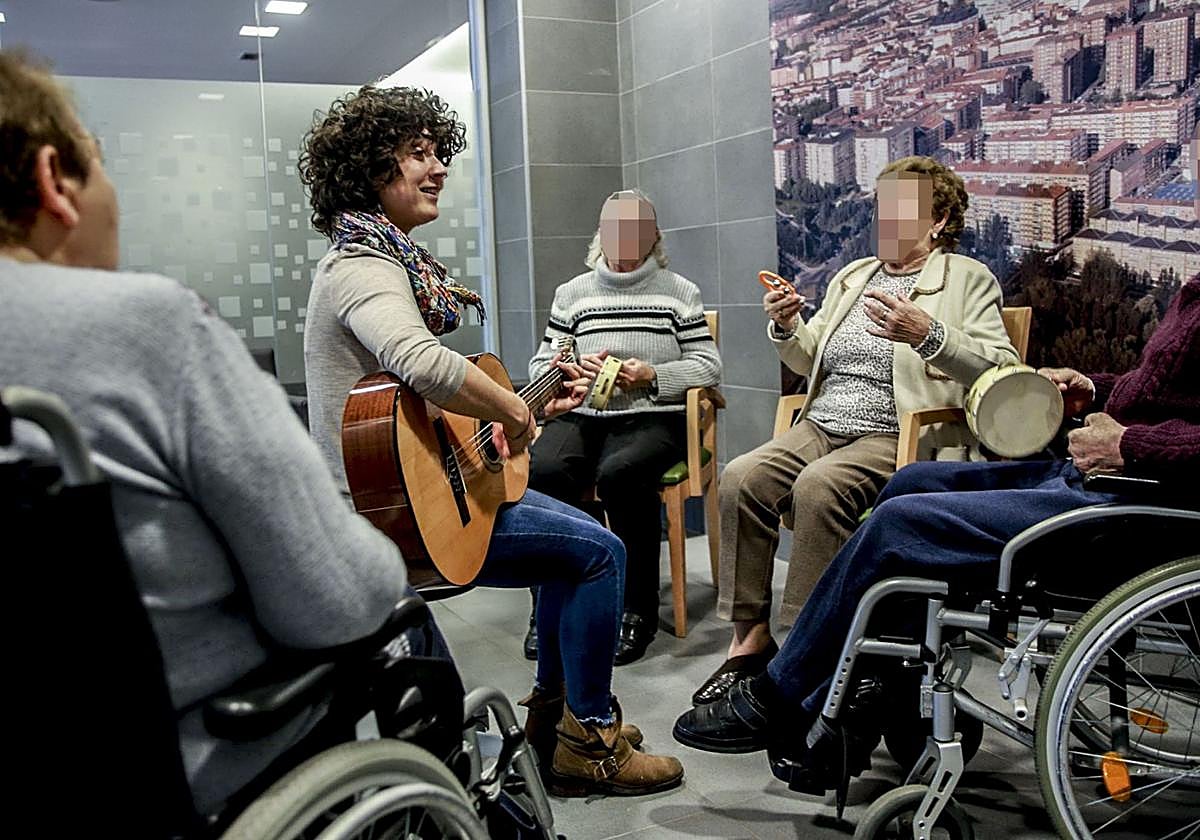 Mayores de una residencia participan en una sesión de musicoterapia.