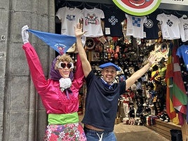 Aingeru Cuñado, en la tienda Disfraz Jaiak de la calle Bidebarrieta.