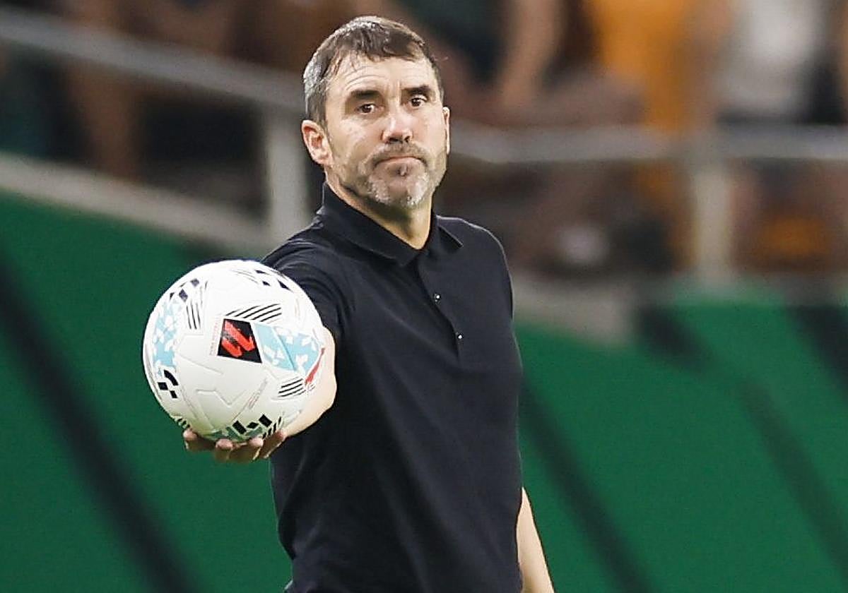 Coudet sostiene el balón a la espera de reiniciar el juego en un momento del partido.