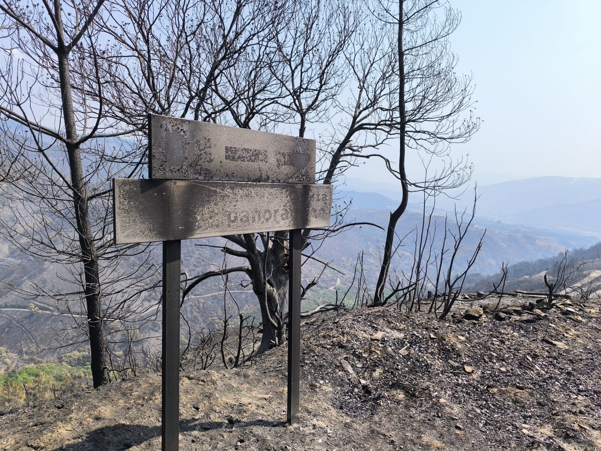 Las imágenes de la &#039;aldea vasca&#039; arrasada por el fuego en Ourense