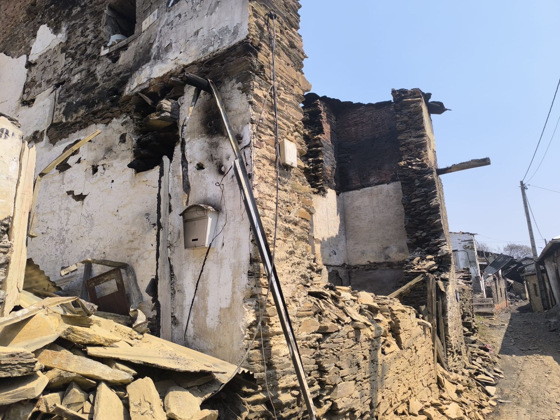 Las imágenes de la &#039;aldea vasca&#039; arrasada por el fuego en Ourense