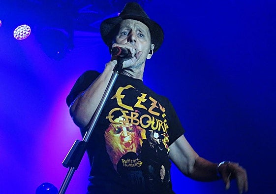 El argentino lució una camiseta en homenaje al difunto Ozzy Osbourne.