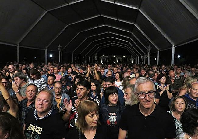 El público era dos o tres lustros menor de lo habitual.