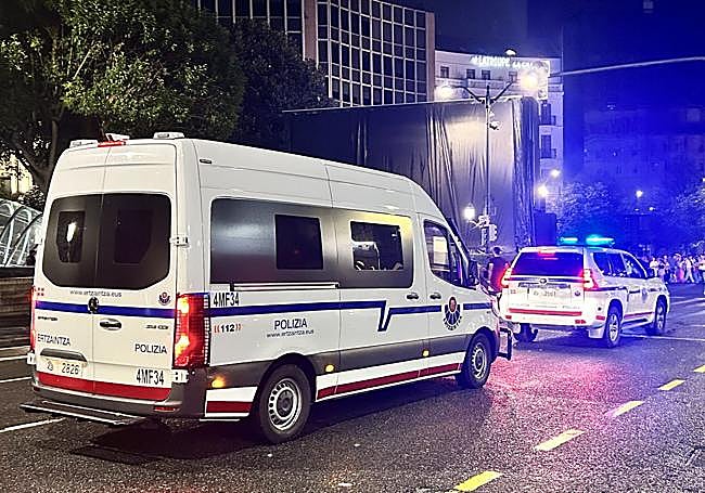 Unidades de la Ertzaina llegan a la plaza Circular.