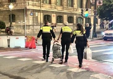 Brasa de pinchos morunos sobre una tabla de planchar
