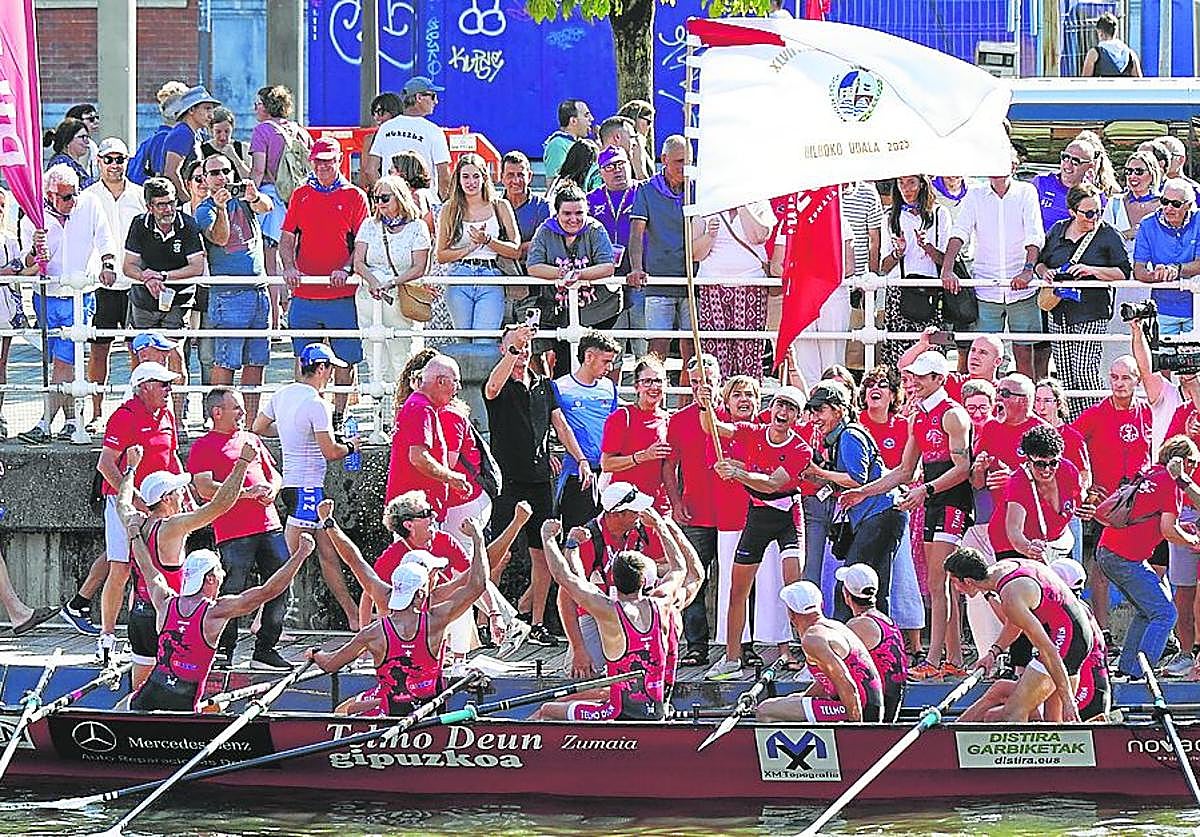 La tripulación de Zumaia celebra por todo lo alto la victoria en el Villa de Bilbao.