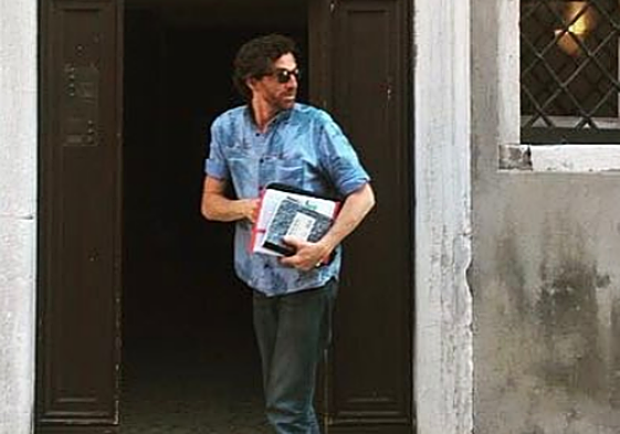 Muere Diego Borella, asistente de dirección de 'Emily in París' tras desmayarse en pleno rodaje a los 47 años