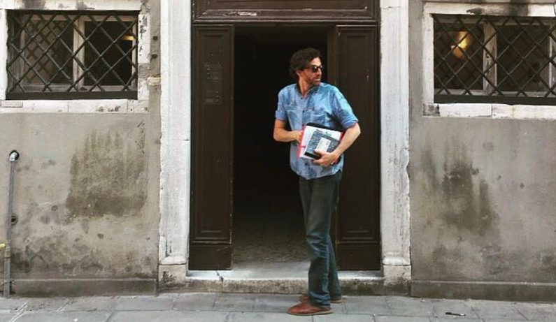 Muere Diego Borella, asistente de dirección de 'Emily in París' tras desmayarse en pleno rodaje a los 47 años