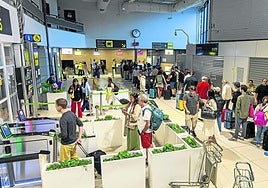 El aeropuerto de Hondarribia, que celebra su 70 cumpleaños, se acerca al medio millón de pasajeros al año.