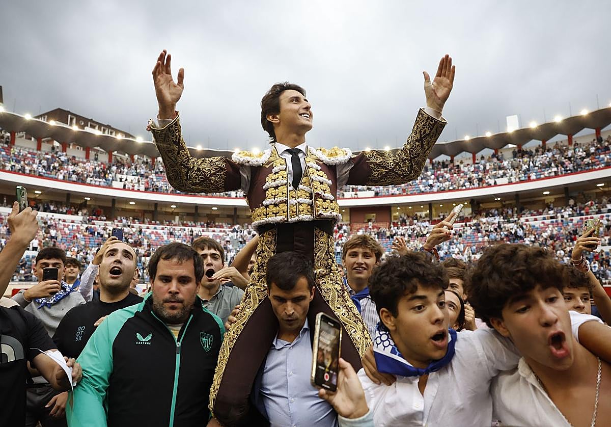 Jóvenes rodeando a Roca Rey.