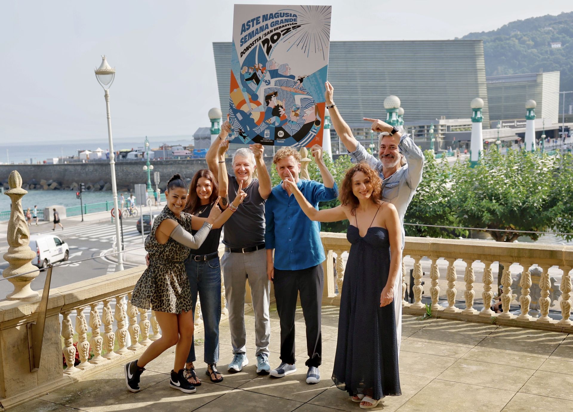 Los actores y actrices Gabino Diego, Amaia Vargas, Sabrina Praga, Jesús Cisneros e Isabel Gaudí, durante la presentación en San Sebastián de ´Pijama para seis´.