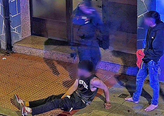 El apuñalamiento a un joven en Sestao se produjo tras el robo de las zapatillas de su amigo en plena calle