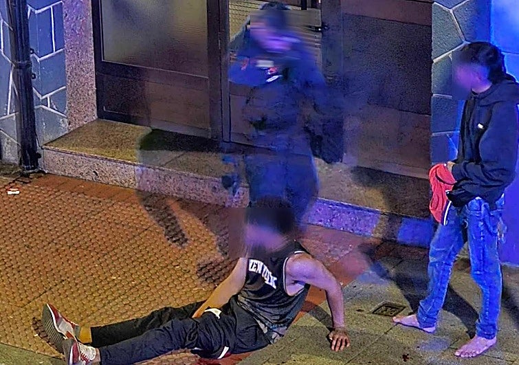 El apuñalamiento a un joven en Sestao se produjo tras el robo de las zapatillas de su amigo en plena calle