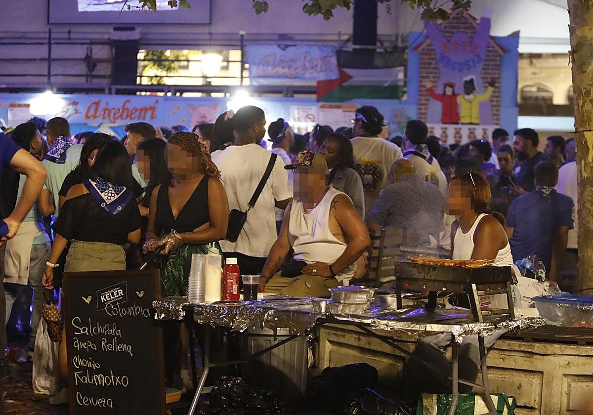 La Policía Local de Bilbao intensifica estos días el control del recinto festivo para que no se venda comida sin control sanitario.