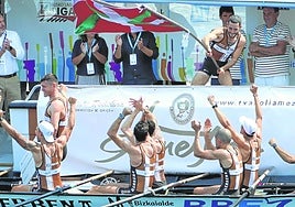 El patrón de Zierbena, Aitor Lazkano, ondea la Ikurriña de Getaria ante el júbilo de su tripulación.