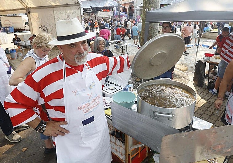 Txerra Pérez y sus compañeros de la comparsa Txomin Barullo se presentan cada año al concurso gastronómico.