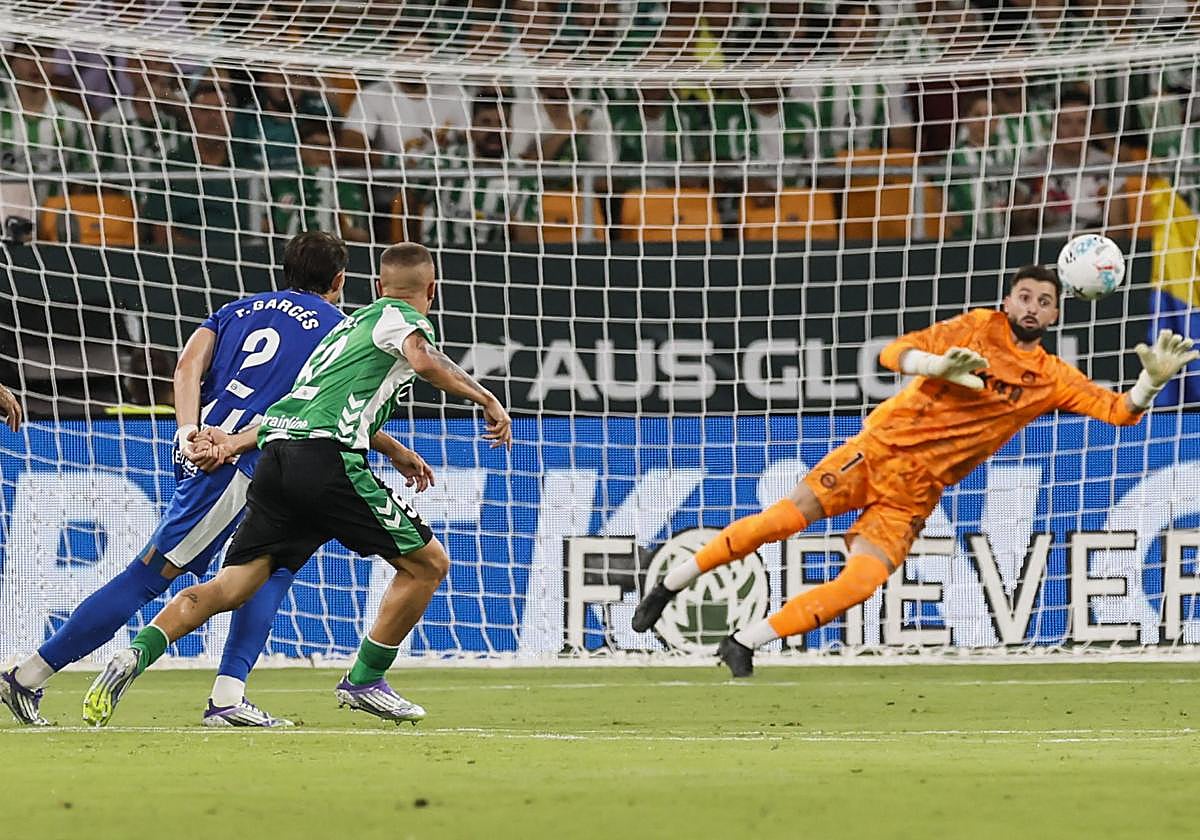Sivera vuela para detener un balón en la derrota ante el Betis.