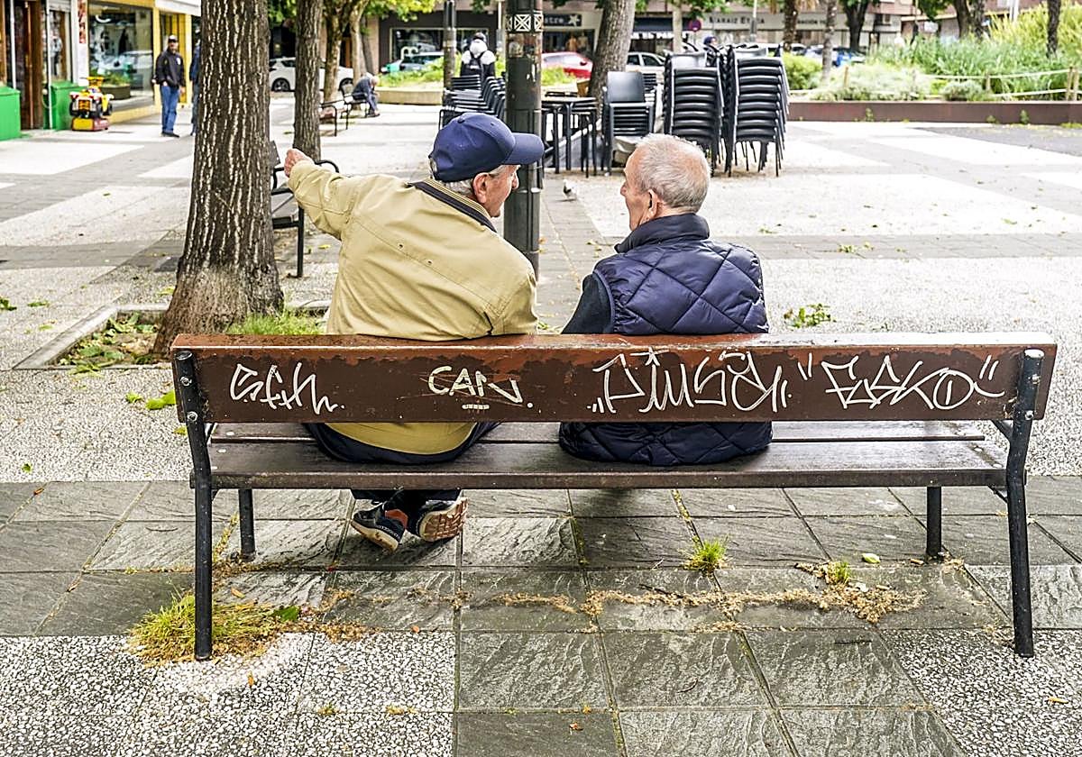 Vitoria tiene el doble de bancos que hace 10 años pero invierte menos en arreglarlos