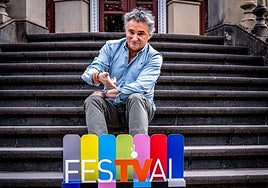 Joseba Fiestras posa con un cartel del FesTVal que este año celebra su 17º edición.