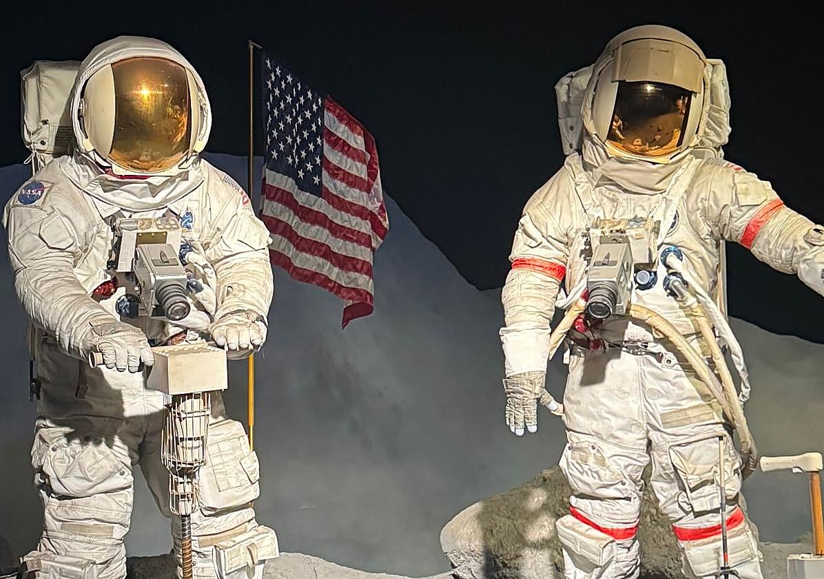 Imagen principal - Aitor Ocio alucina en su visita a la Nasa