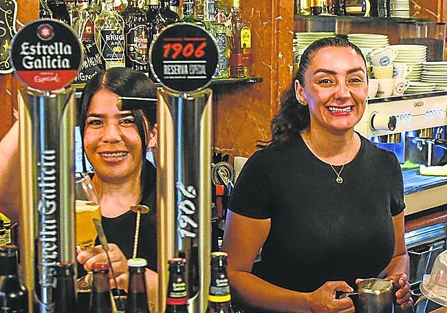 Carolina Maldonado (derecha) ha contratado a una ayudante, Gabriela.