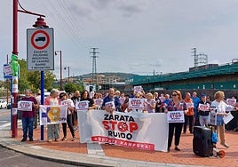 Una de las concentraciones de protesta que llevan realizando los vecinos de Lutxana durante el último año.