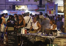 La Policía Local de Bilbao intensifica estos días el control del recinto festivo para que no se venda comida sin control sanitario.