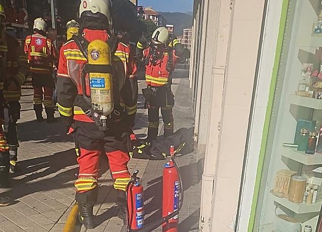 Los bomberos, en el lugar del incendio.
