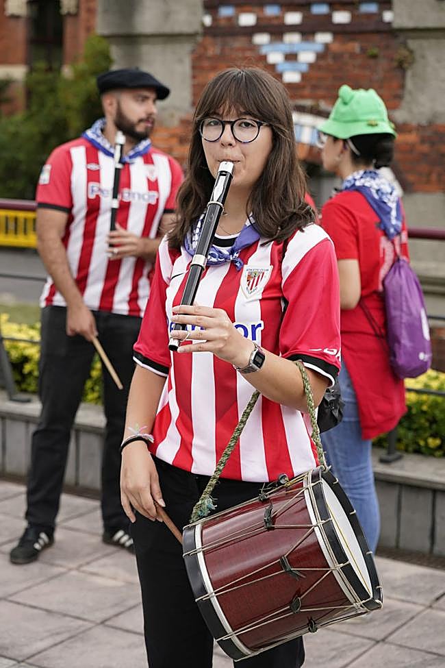 Maite, que es txistulari, durante la visita a Basurto que hizo Marijaia.