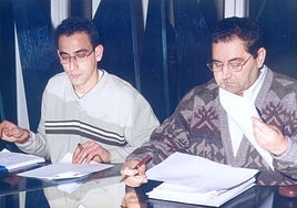 Los concejales del PP Manuel Indiano (a la izquierda) y Valeriano Martínez, durante un pleno.