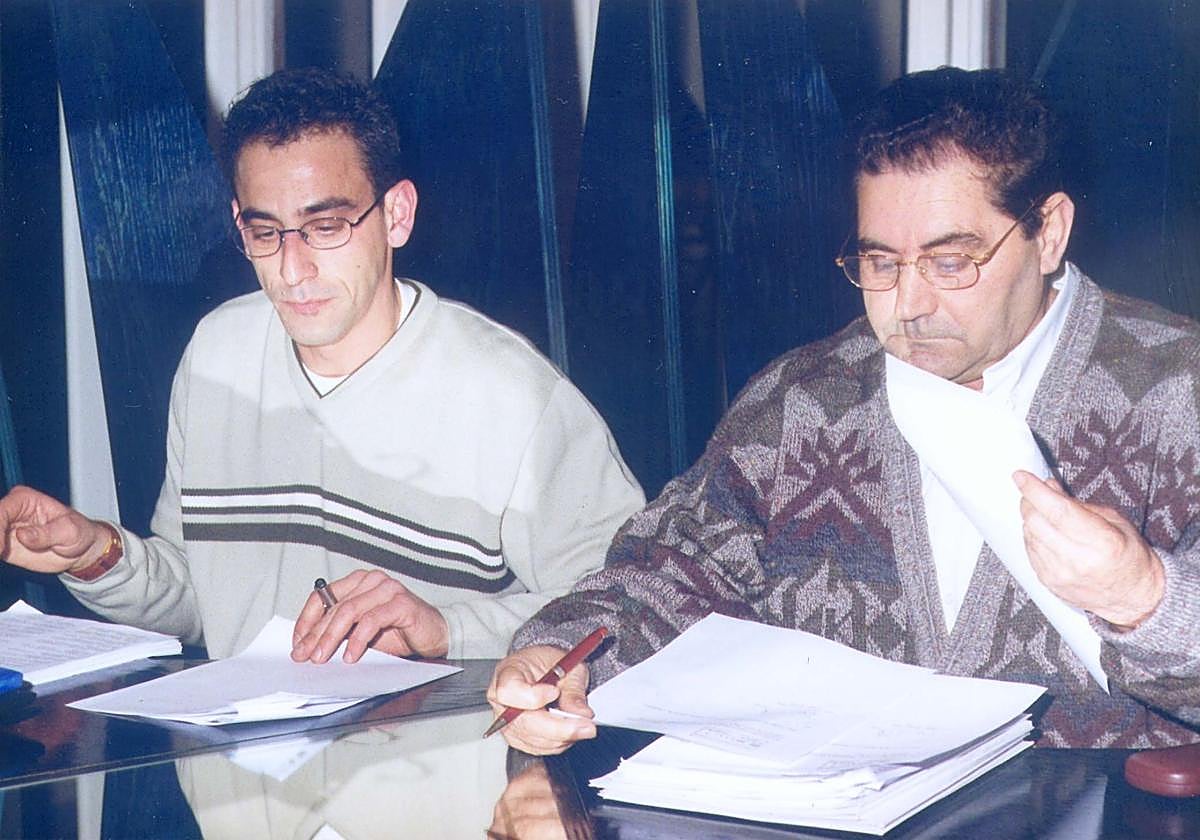 Los concejales del PP Manuel Indiano (a la izquierda) y Valeriano Martínez, durante un pleno.