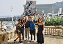 Los actores y actrices Gabino Diego, Amaia Vargas, Sabrina Praga, Jesús Cisneros e Isabel Gaudí, durante la presentación en San Sebastián de ´Pijama para seis´.