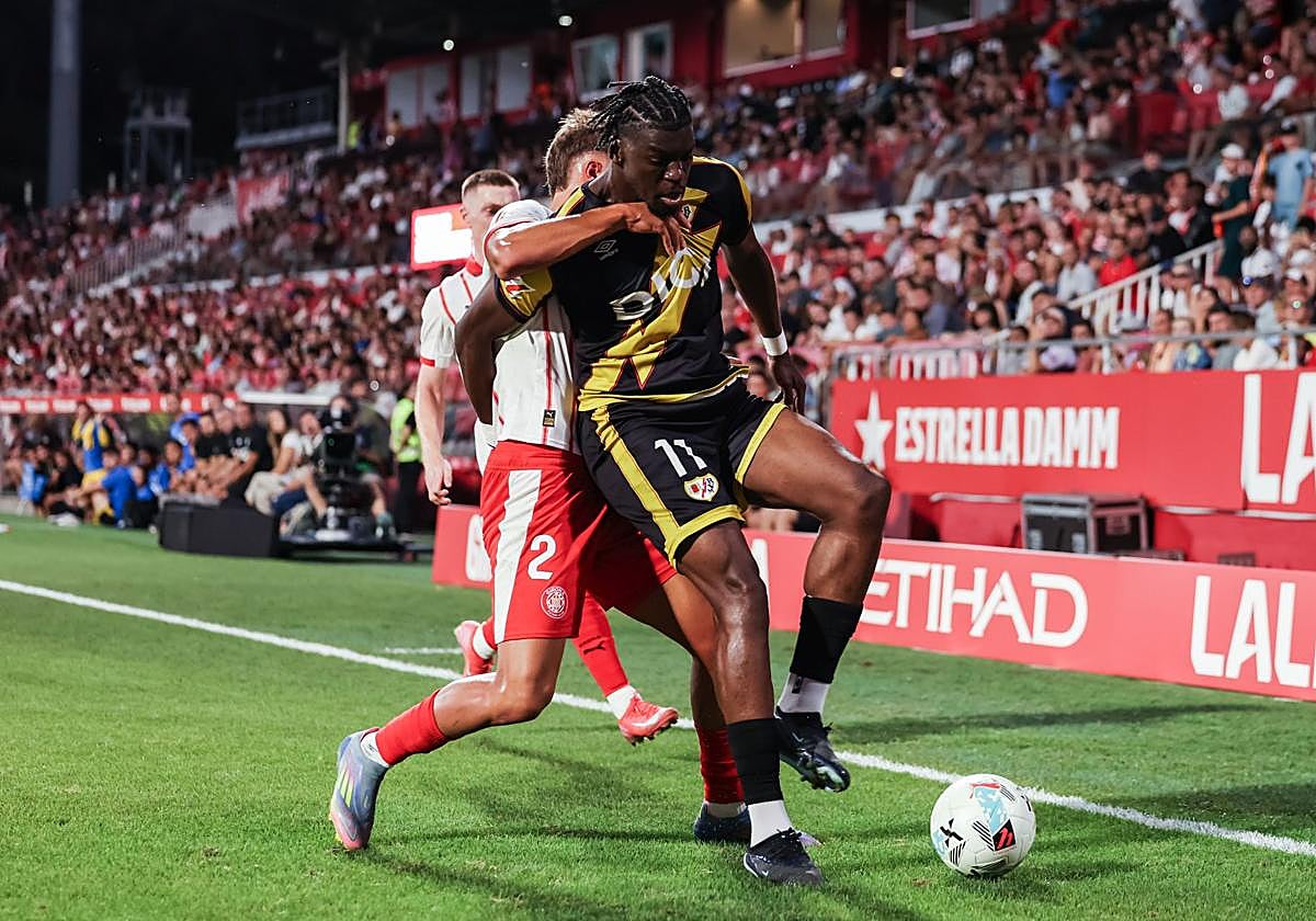 Nteka protege un balón en el duelo de la primera jornada frente al Girona.
