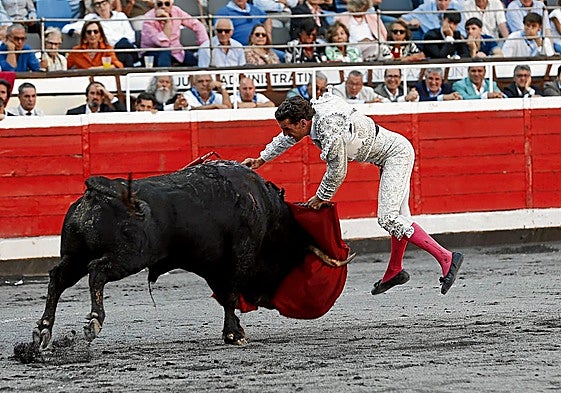 Fernando Adrián entra a matar de excelente estocada a un sobrero que fue sin duda el mejor de la corrida.