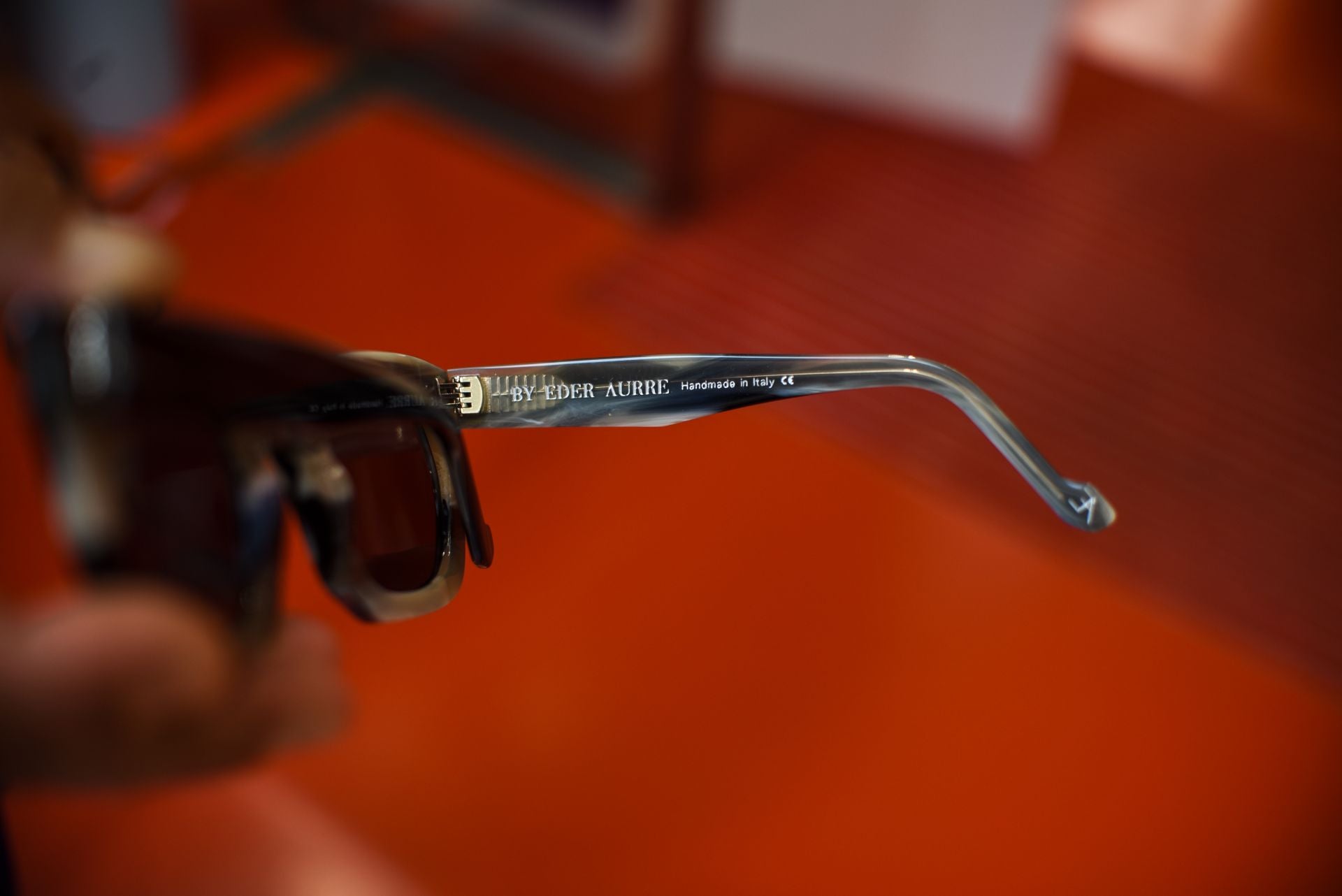 El diseñador Eder Aurre lanza las gafas del verano junto a una óptica mítica de Portugalete