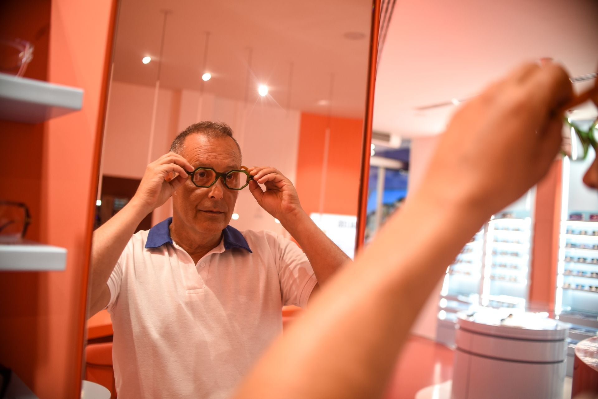 El diseñador Eder Aurre lanza las gafas del verano junto a una óptica mítica de Portugalete