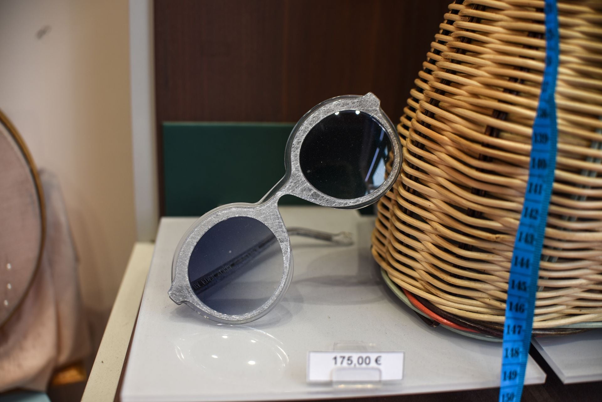 El diseñador Eder Aurre lanza las gafas del verano junto a una óptica mítica de Portugalete