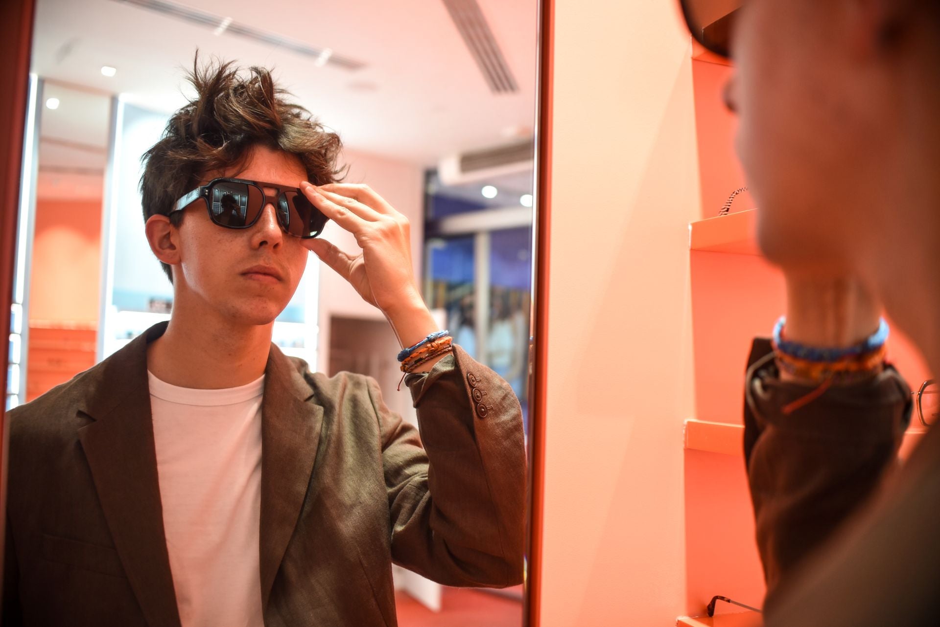 El diseñador Eder Aurre lanza las gafas del verano junto a una óptica mítica de Portugalete