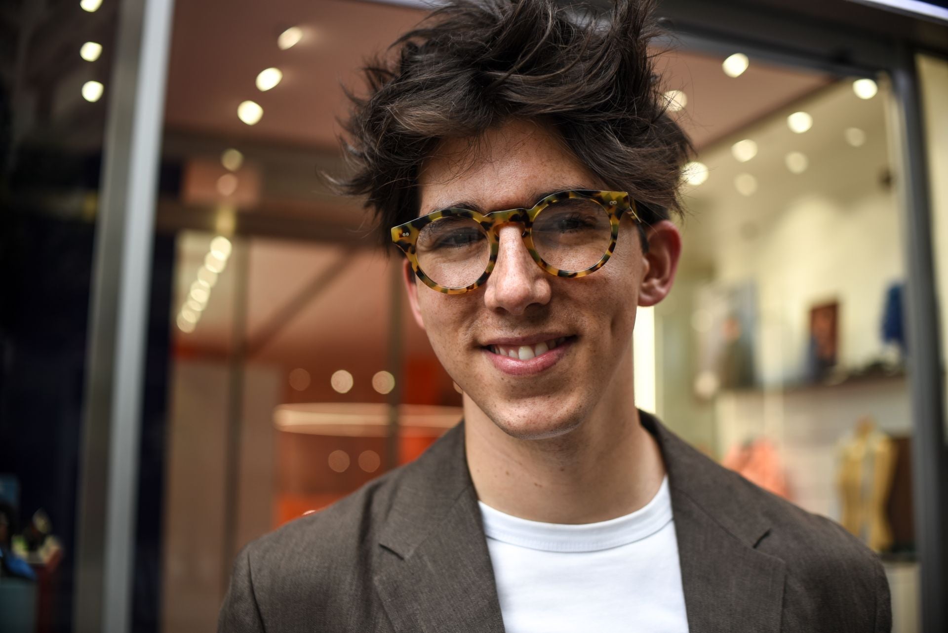 El diseñador Eder Aurre lanza las gafas del verano junto a una óptica mítica de Portugalete