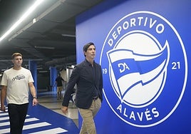 Sergio Fernández llega a Mendizorroza acompañado de Lucas Boyé.