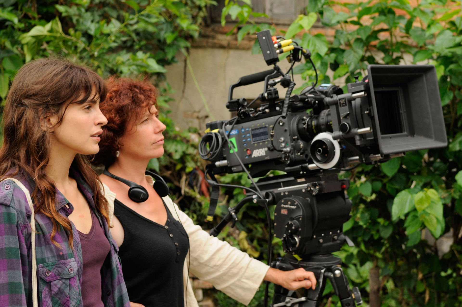 La actriz Verónica Echegui y la cineasta Iciar Bolláin, durante el rodaje de la película «Katmandú, un espejo en el cielo».