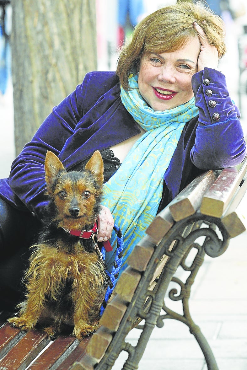 Una imagen de Isabel Pisano con su perro, en 2011.