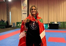 Izaro Blanco posa con su medalla.