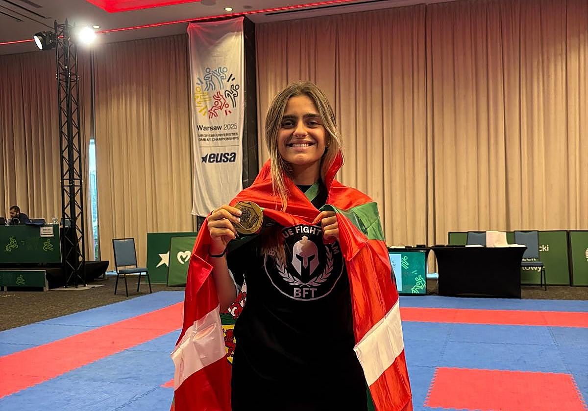 Izaro Blanco posa con su medalla.